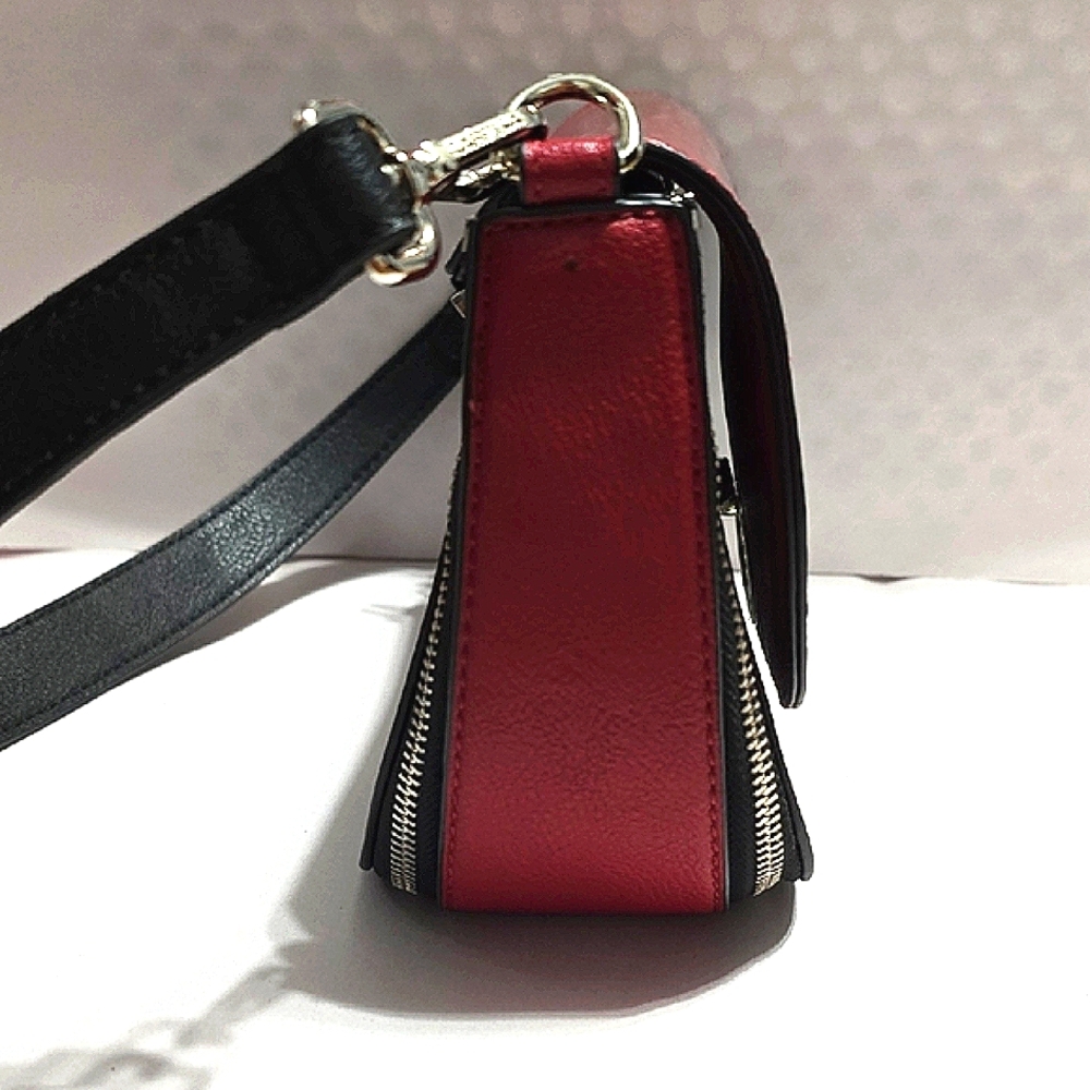 CARPISA Sophisticated Red and Black Hand/Crossbody Bag with Adjustable Strap - Picture 3 of 12